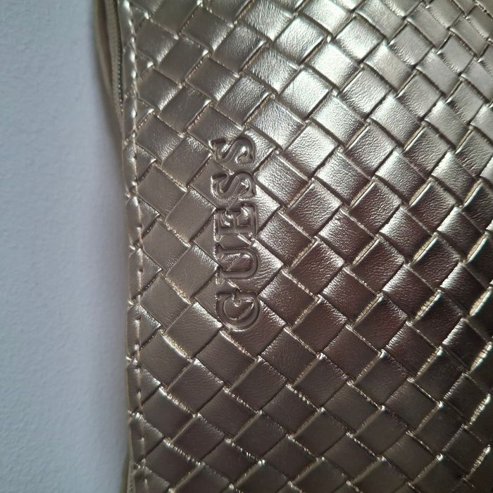 Pochette doré Guess style matelassé avec inscription en relief - photo numéro 3