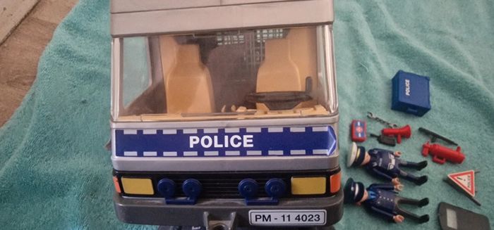 Playmobil 4023 Fourgon Equipé et Policiers - photo numéro 7