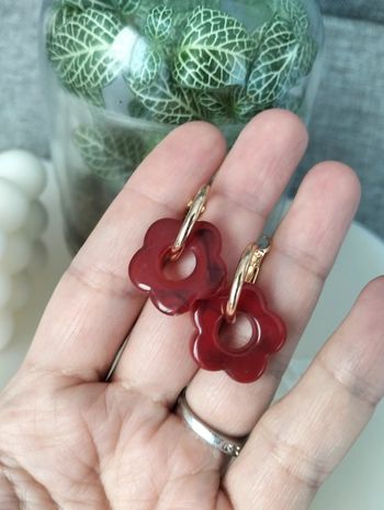 Créoles dorées en acier inoxydable et petite fleur bordeaux