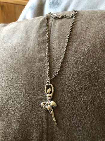Collier avec danseuse