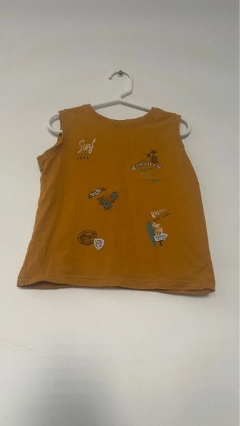 T shirts sans manche in extenso en parfait état taille 4 ans .