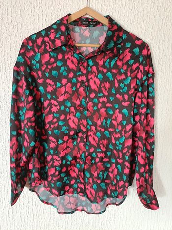 Chemisier noir à motifs framboise et vert émeraude