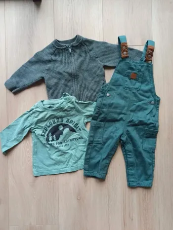 Ensemble salopette, t-shirt manches longues et gilet