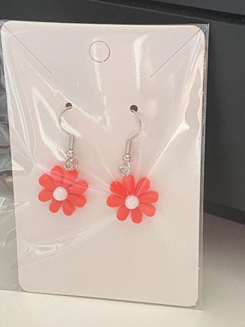 Très jolies boucles d’oreilles fleur rouge