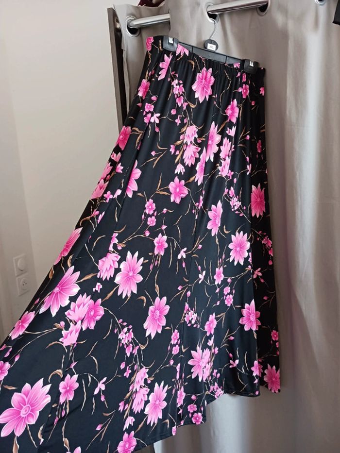 Jupe noire à fleurs roses Taille 2XL46 - photo numéro 2