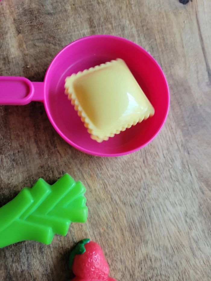 Lot en vrac dînette avec poile ravioli fraise poireau choux etc - photo numéro 12