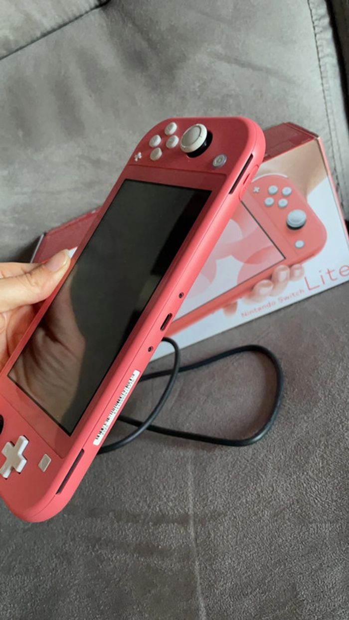 Nintendo Swtch Lite Corail état neuf - photo numéro 3