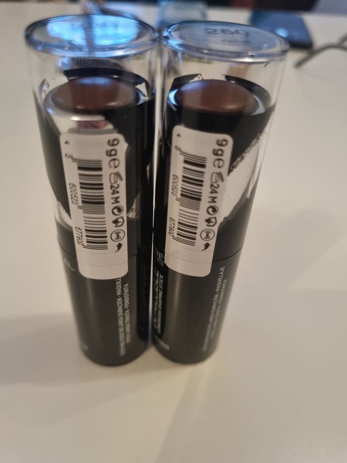 2 fond de teint en stick Infaillible L'Oréal 250 ébène neufs - photo numéro 2