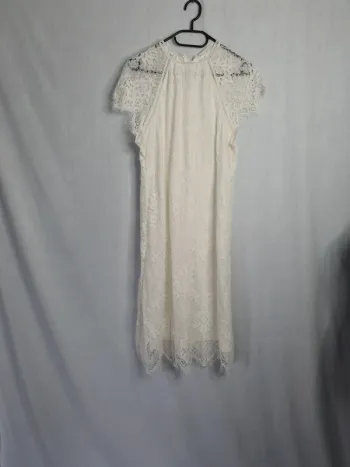 Robe blanche en dentelle