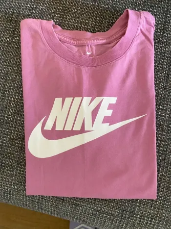 T-shirt Nike rose  taille S – Style, Confort & Performance