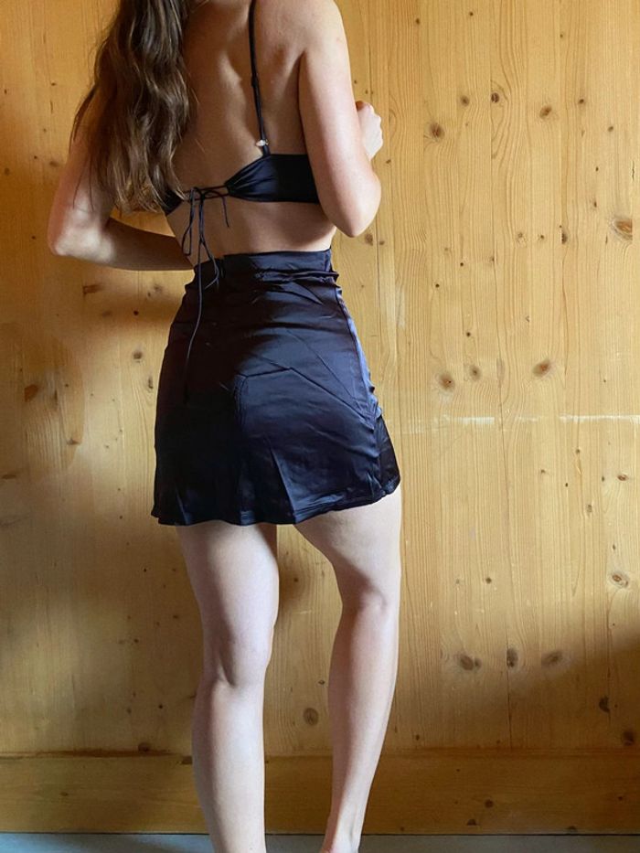 Robe court noir satin