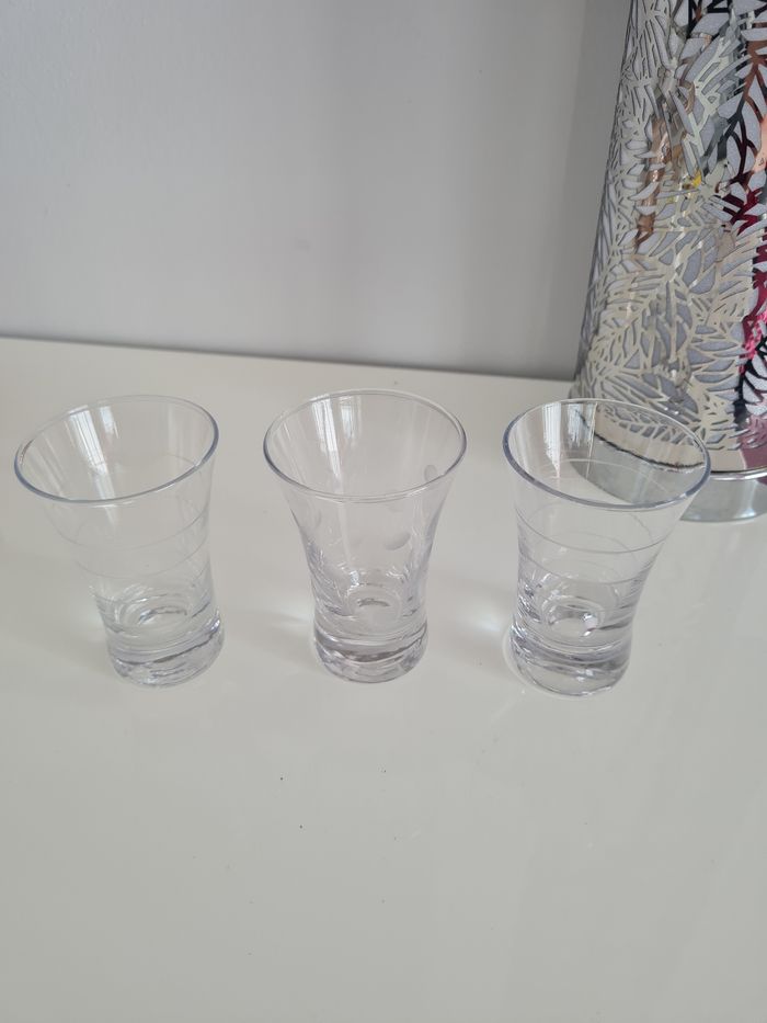 Trois petits verres à liqueur
