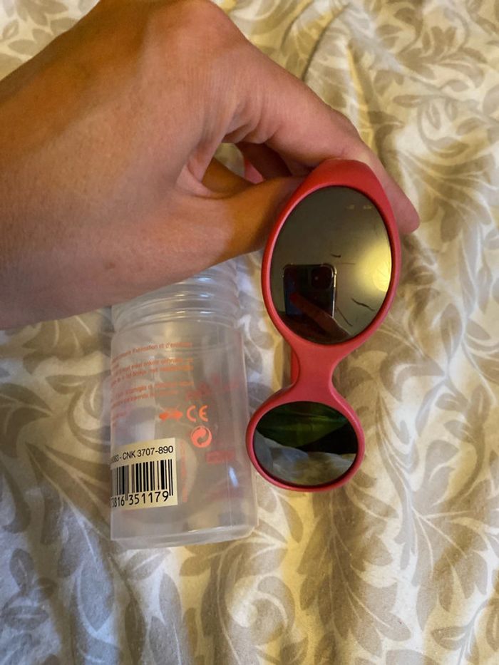 Paire de lunettes rose