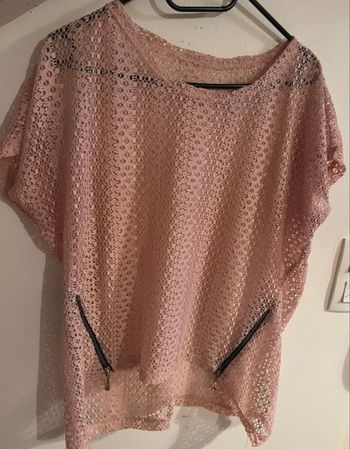 T-shirt rose en dentelle ajourée