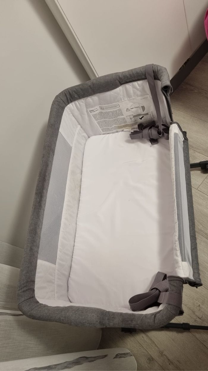Cododo Nania + deux draps housse (blanc et gris) et une alèse - photo numéro 3