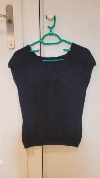 Pull fin maille ajourée sans manche col carré