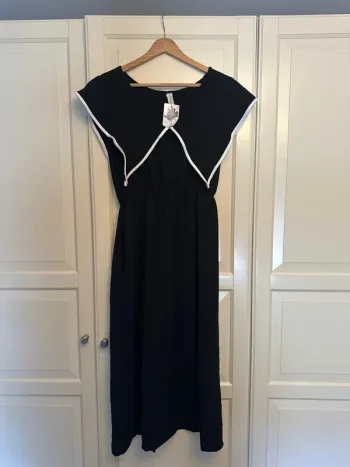 Robe mi-longue noire et blanche