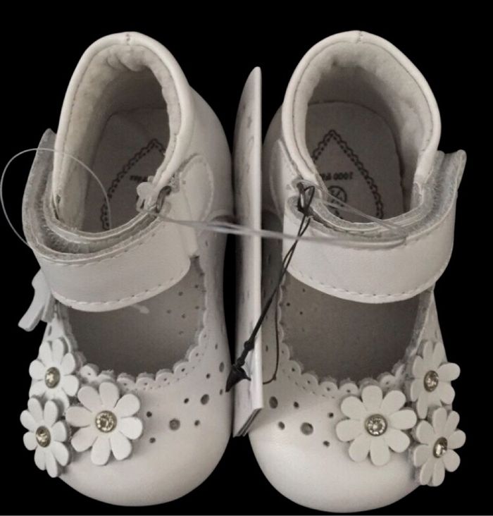 Chaussures blanches pour bébé - photo numéro 2