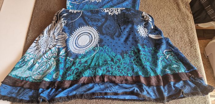 Robe desigual près du corps  jusqu'à la taillle - photo numéro 4