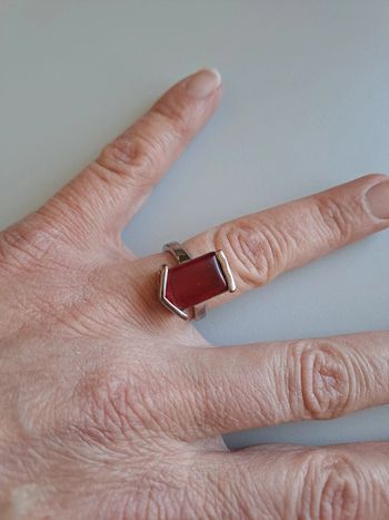 Bague fantaisie métal argenté pierre rouge