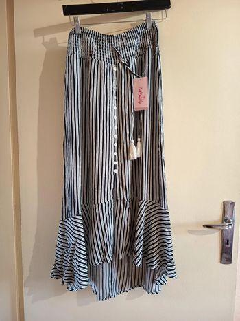Jupe mi longue. Marque pinklaundry. . Taille smocké. Rayée noire et blanc .