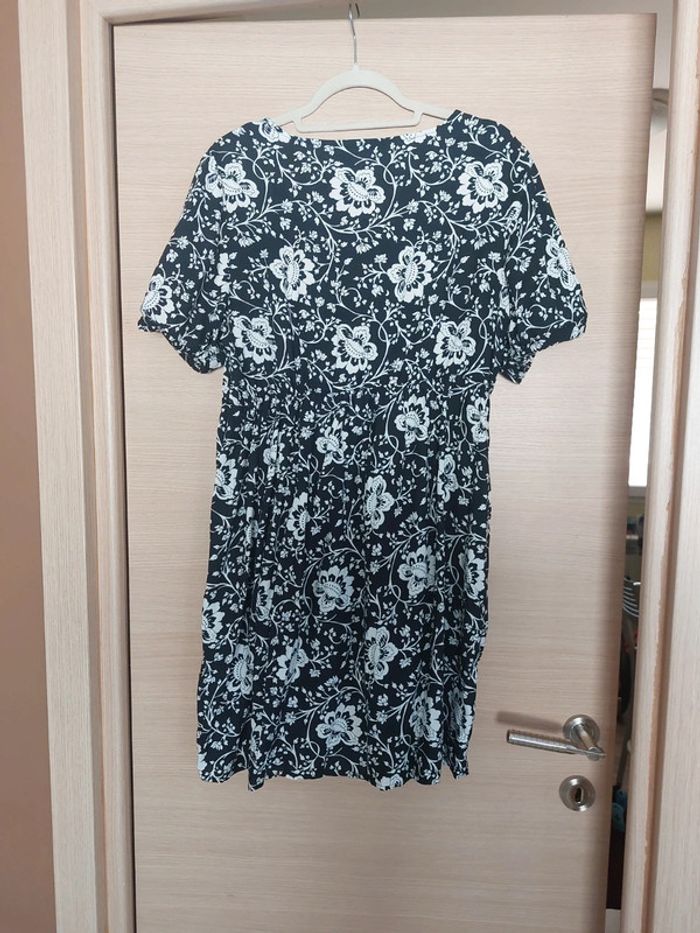 Robe d été imprimé fleurs noire et blanche - photo numéro 3