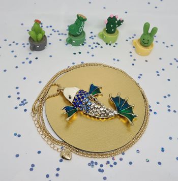 Collier doré carpe koï bleue et verte