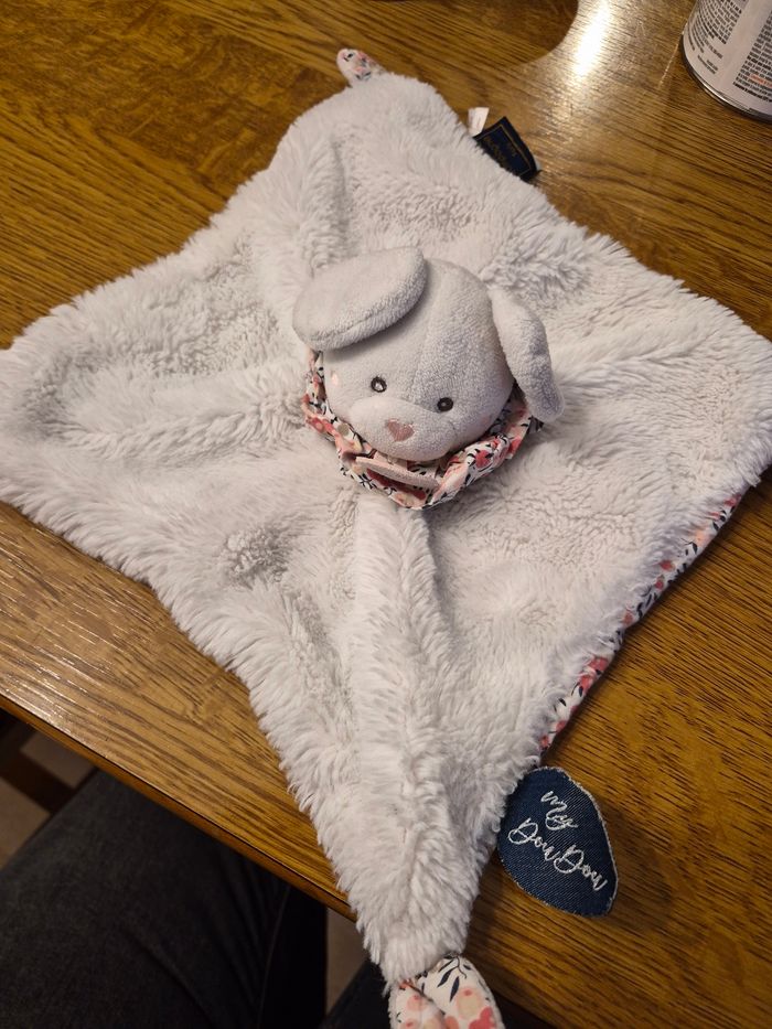 Doudou et compagnie souris balle sensorielle