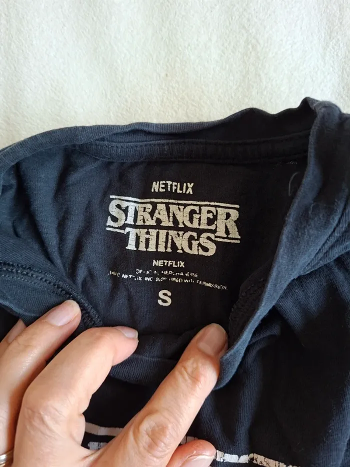 t-shirt  noir écriture sur le devant Stranger Things marque  Stranger Things taille S - photo numéro 2