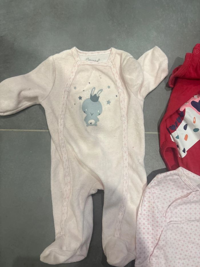 Lot bodies et pyjamas taille 1 mois - photo numéro 3
