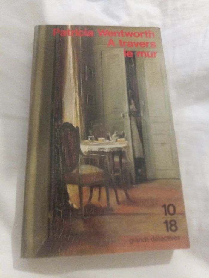 Patricia Wentworth - A travers le mur