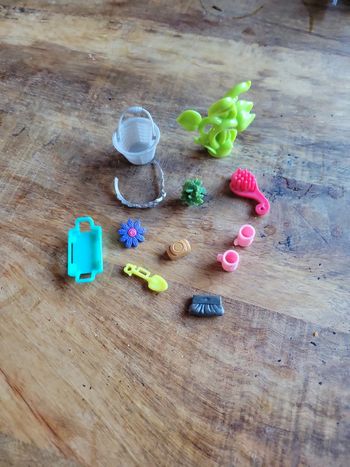 Lot accessoires pour poupée style barbie tenue main