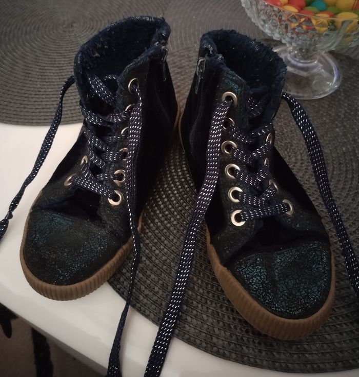 Très jolies chaussures avec lacets pailleté "Kiabi" très peu portées