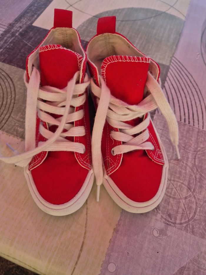 Baskets rouge