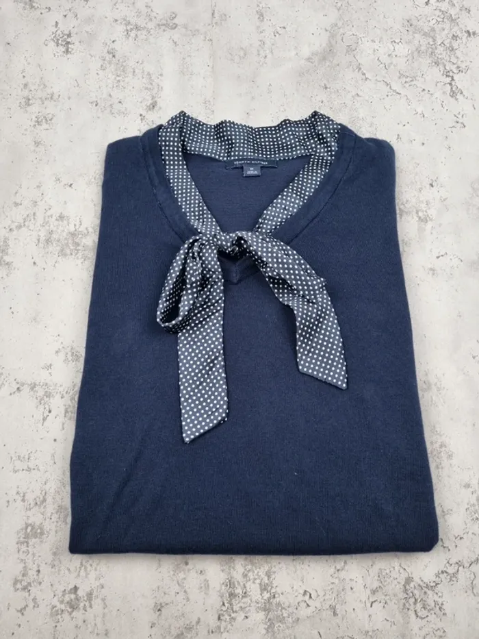 Pull fin col V avec lavallière Tommy Hilfiger – Bleu – Taille M Femme (mesures en photos) - photo numéro 2