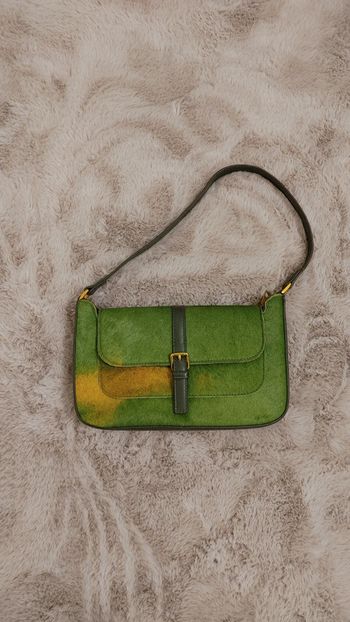 Sac baguette en cuir crin de cheval couleur vert et jaune porter épaule