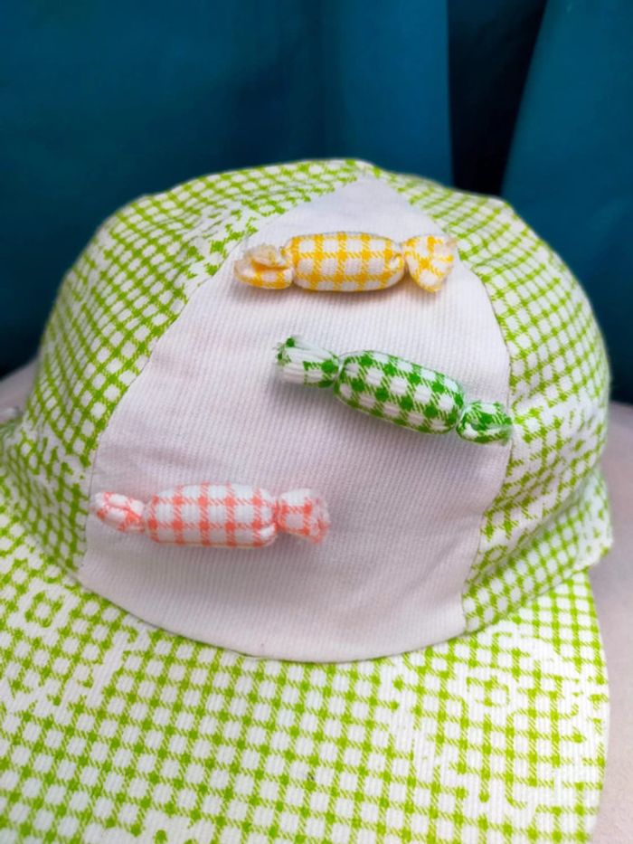 Casquette bébé vichy vert – motif bonbons cousus - photo numéro 2