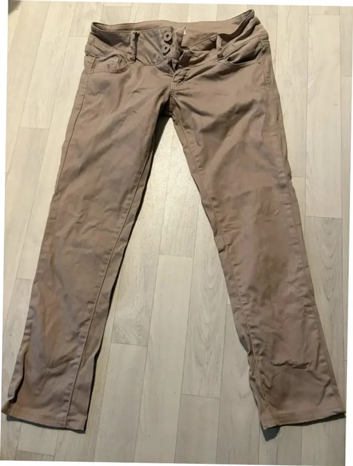 Jean beige bershka 38 à été raccourci ourlet propre