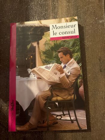 Livre de poche monsieur le consul