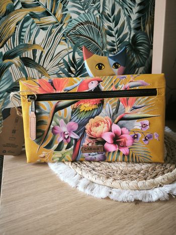 Magnifique pochette avant Cabaia 😍
Customisée motif perroquet et sublimes fleurs 
Modèle Majorelle