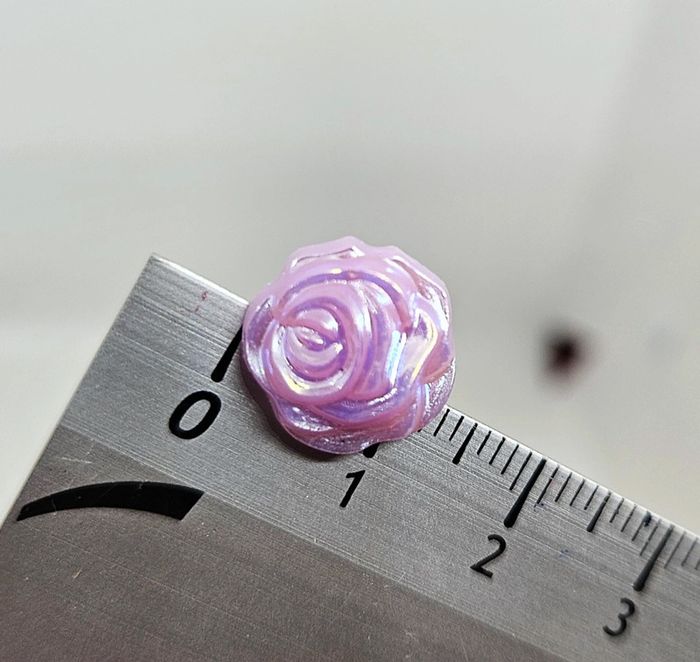 Paire de boucles d'oreilles.
Neuve.
Fleur violette claire - photo numéro 4