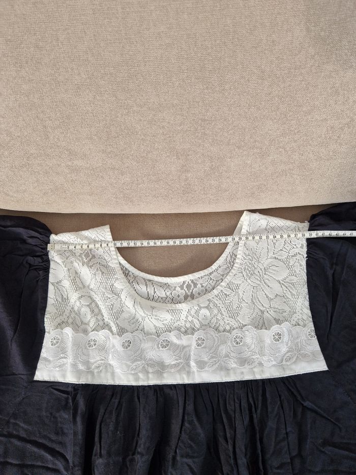 Robe polynésienne noire fleurie avec détail dentelle - photo numéro 7