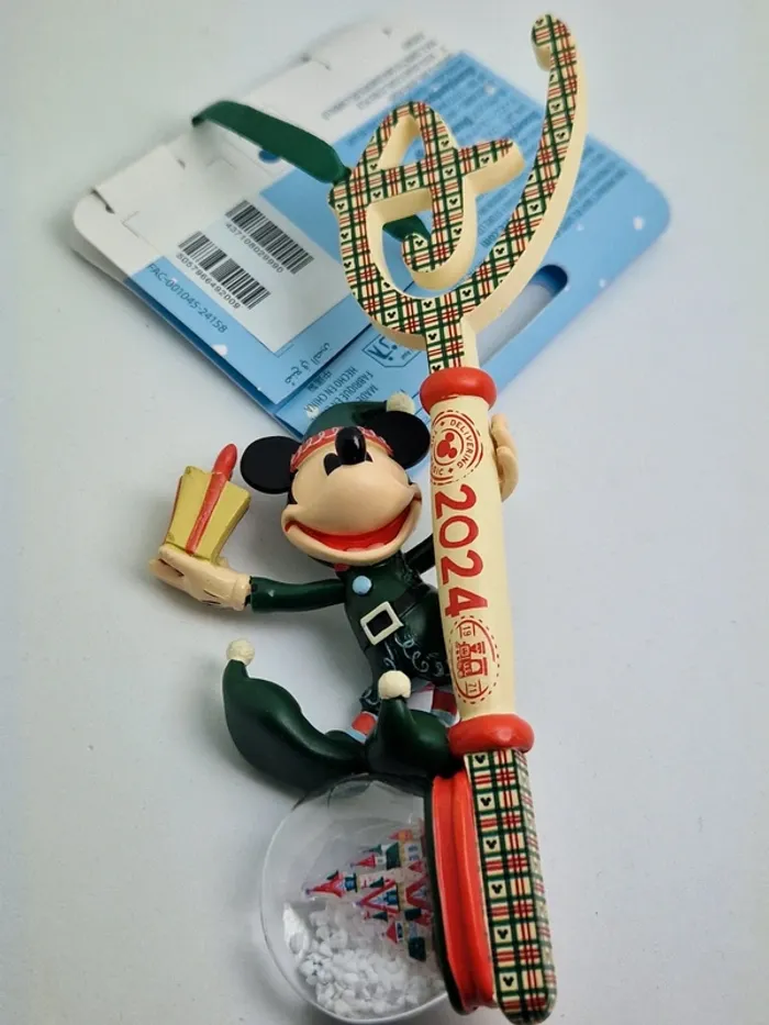 D242 Disney Mickey Mouse 2024 Festive Collectible Key Ornament - photo numéro 4