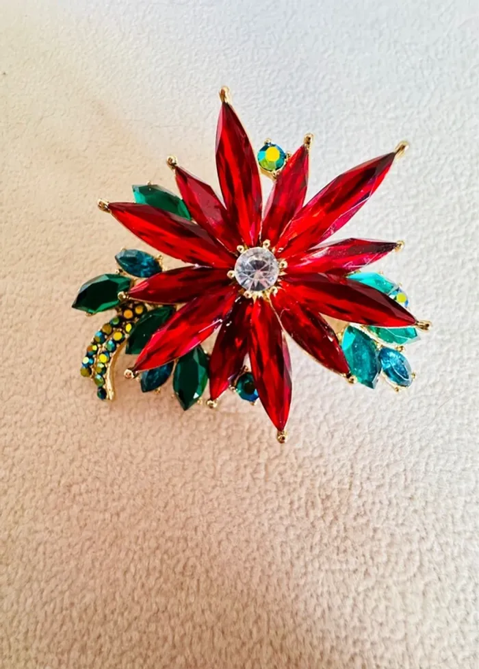 Éclat de Noël – Broche Napier Fleur en Cristaux - photo numéro 3