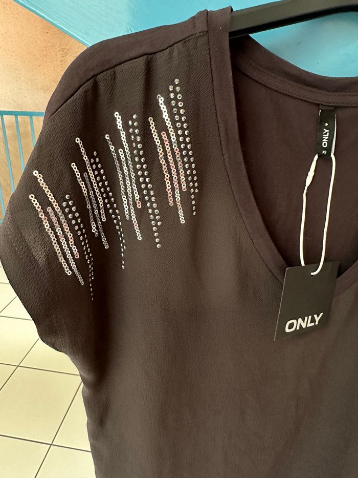 Tee shirt gris foncé / sequins épaule ONLY taille 36 col V NEUF - photo numéro 2