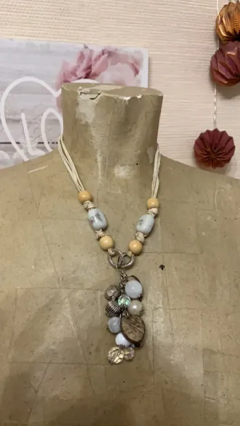 Collier breloques réglable en hauteur