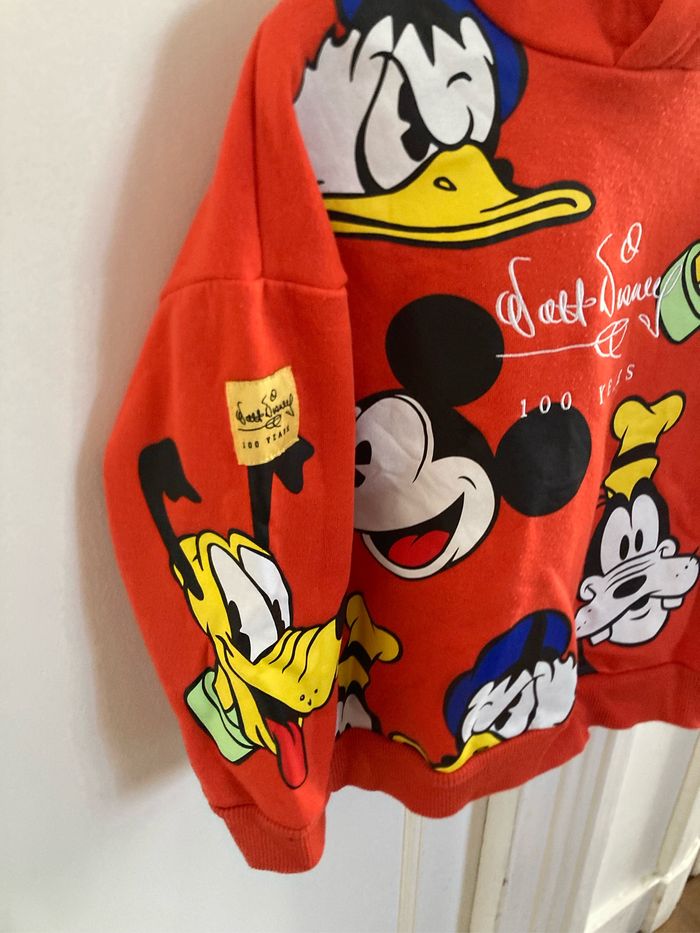 Sweat-shirt Disney orange, marque Primark taille 4-5 ans - photo numéro 2