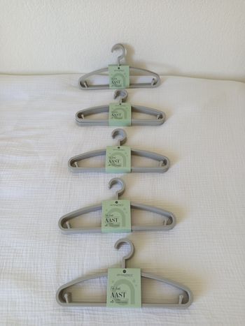 Lot de 30 cintres bébé / enfant neufs 