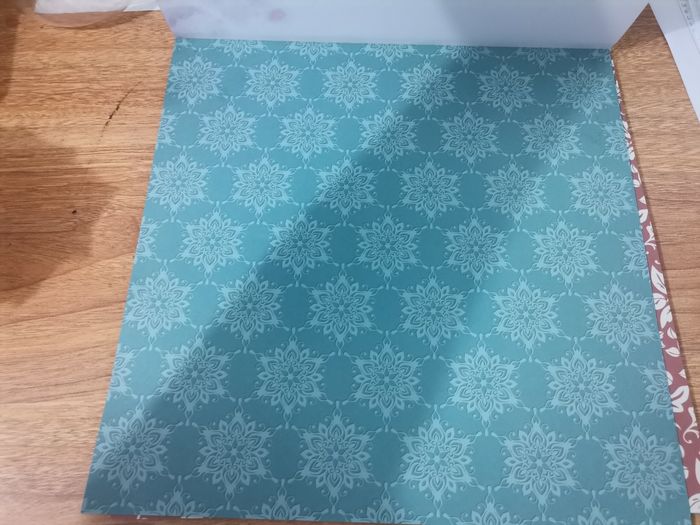 Un bloc de papiers décoratifs “Duo-Design Papier – Hintergründe” (Ideen mit Herz)
Format 25 × 25 cm, 250 g/m², 20 feuilles, impressions recto/verso. - photo numéro 4