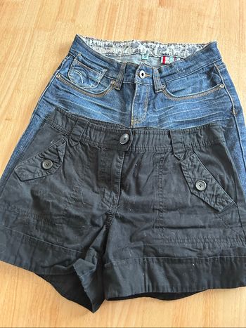 À vendre 2 shorts taille S/34
